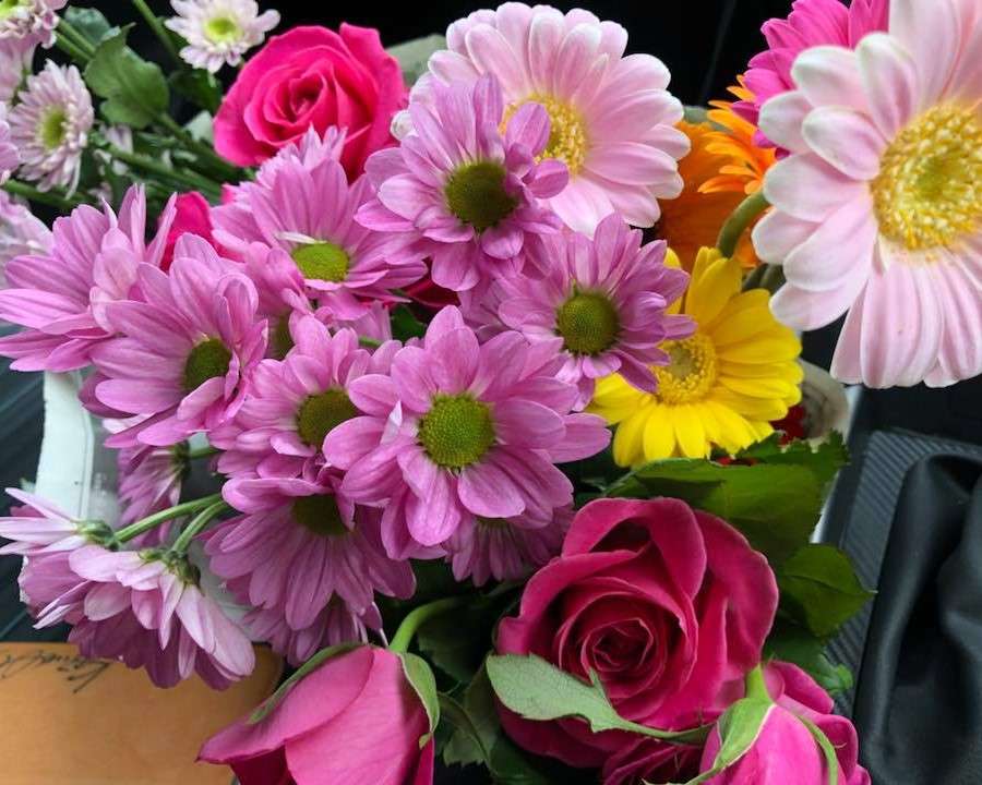 Gerberas und Rosen in einem Blumenstrauß Online-Puzzle