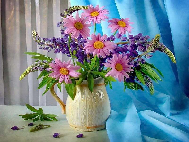 Beautiful bouquet in a nice vase lovely scenery online puzzle