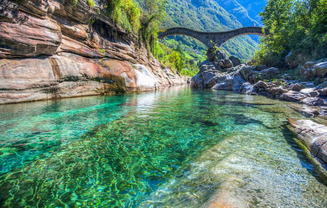 Svájc híd a smaragd folyón Locarnóban kirakós online