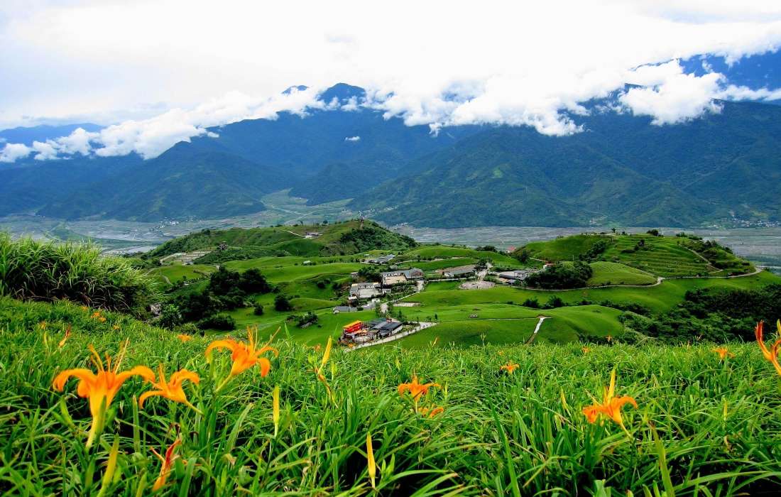 Tchaj-wan-Malé město v zeleném údolí skládačky online