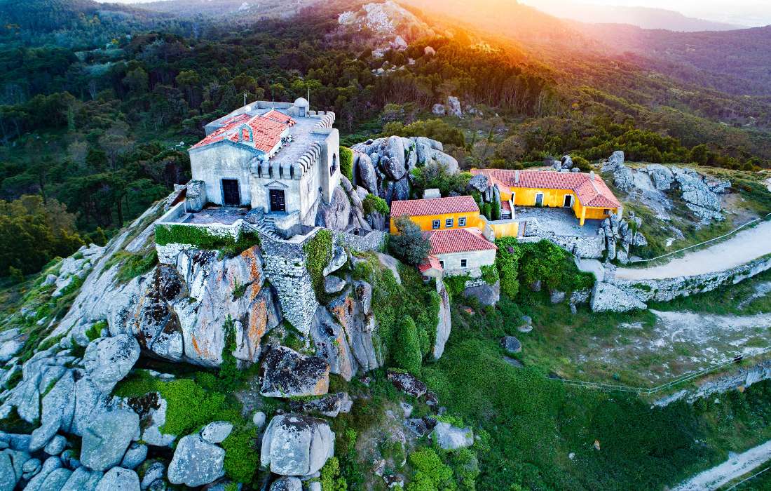 Portugalia - vechi castel din munții Sintra jigsaw puzzle online