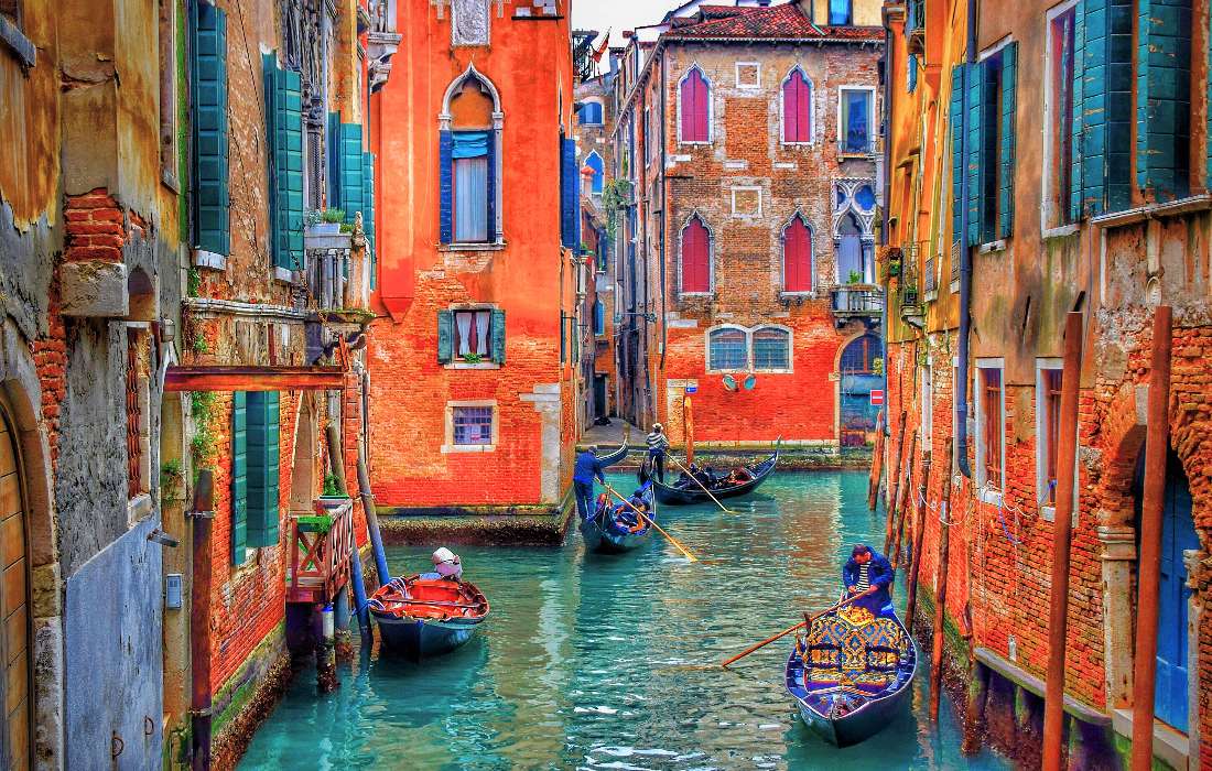 Färgglada gamla hyreshus på den venetianska kanalen Pussel online