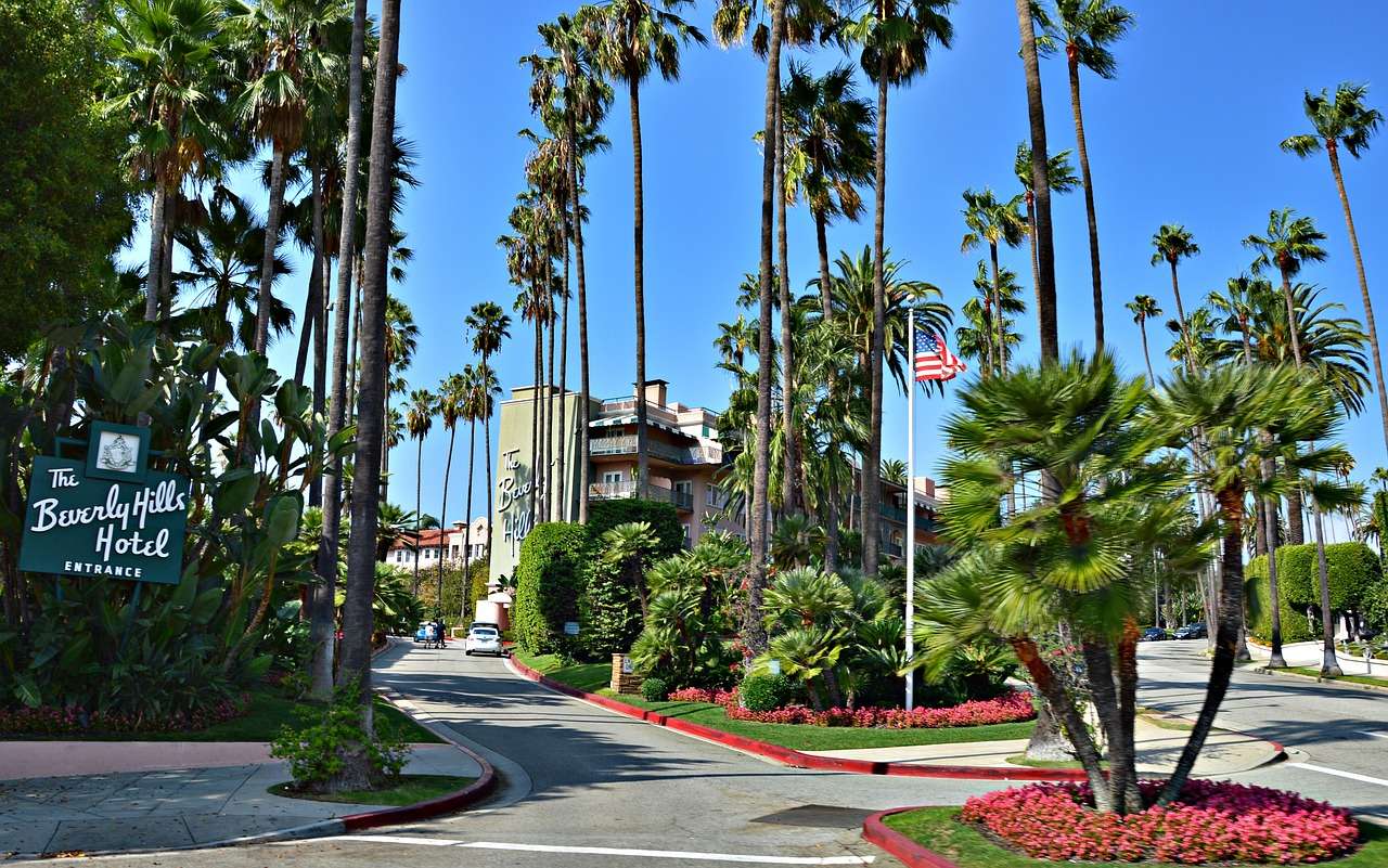 Готель Beverly Hills California пазл онлайн