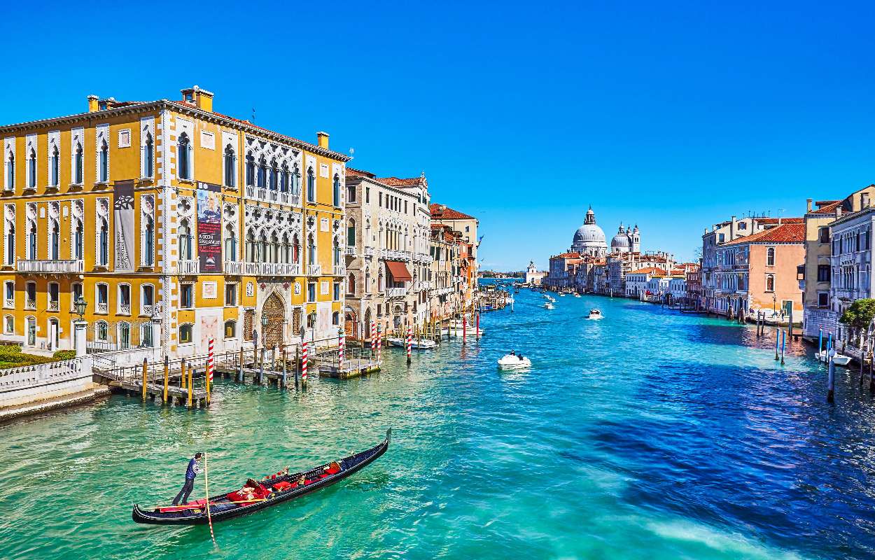 La belleza de la arquitectura veneciana junto al canal rompecabezas en línea