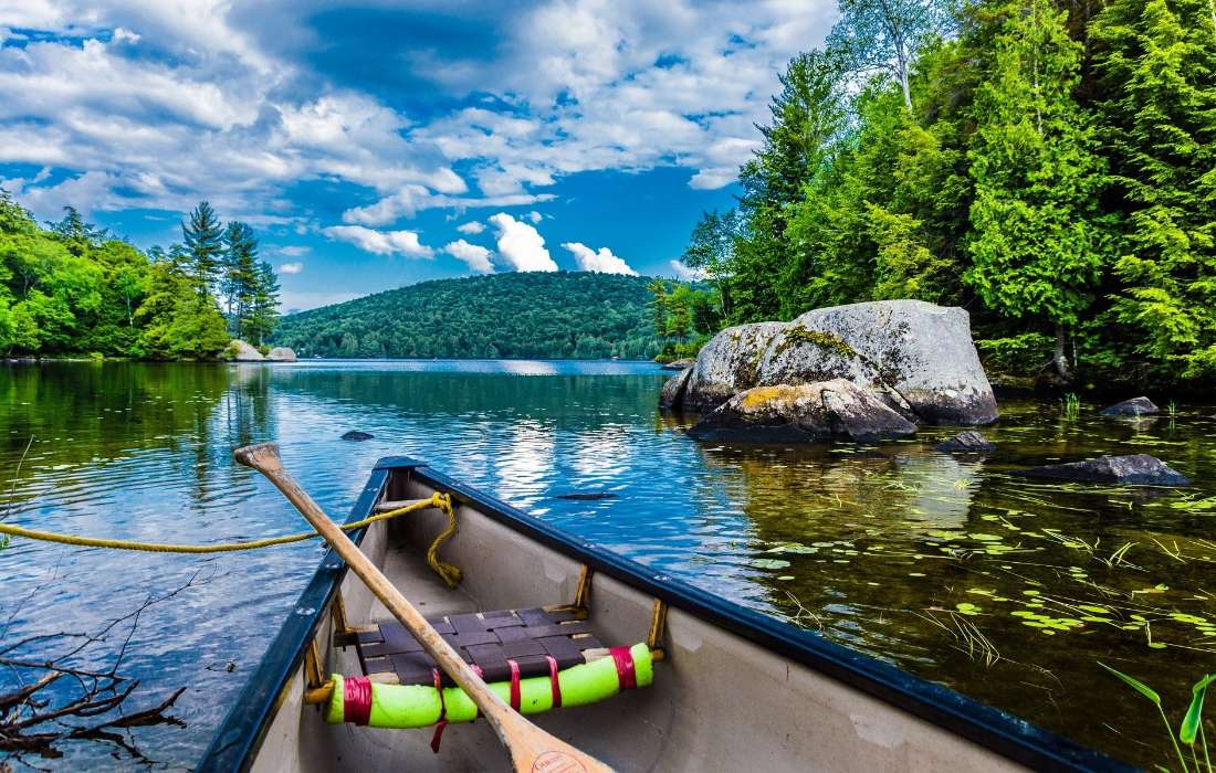 Катание на каноэ по красивому озеру в Канаде пазл онлайн