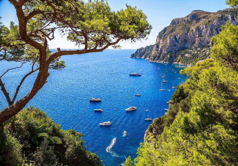 Вид с воздуха на итальянский остров Капри пазл онлайн