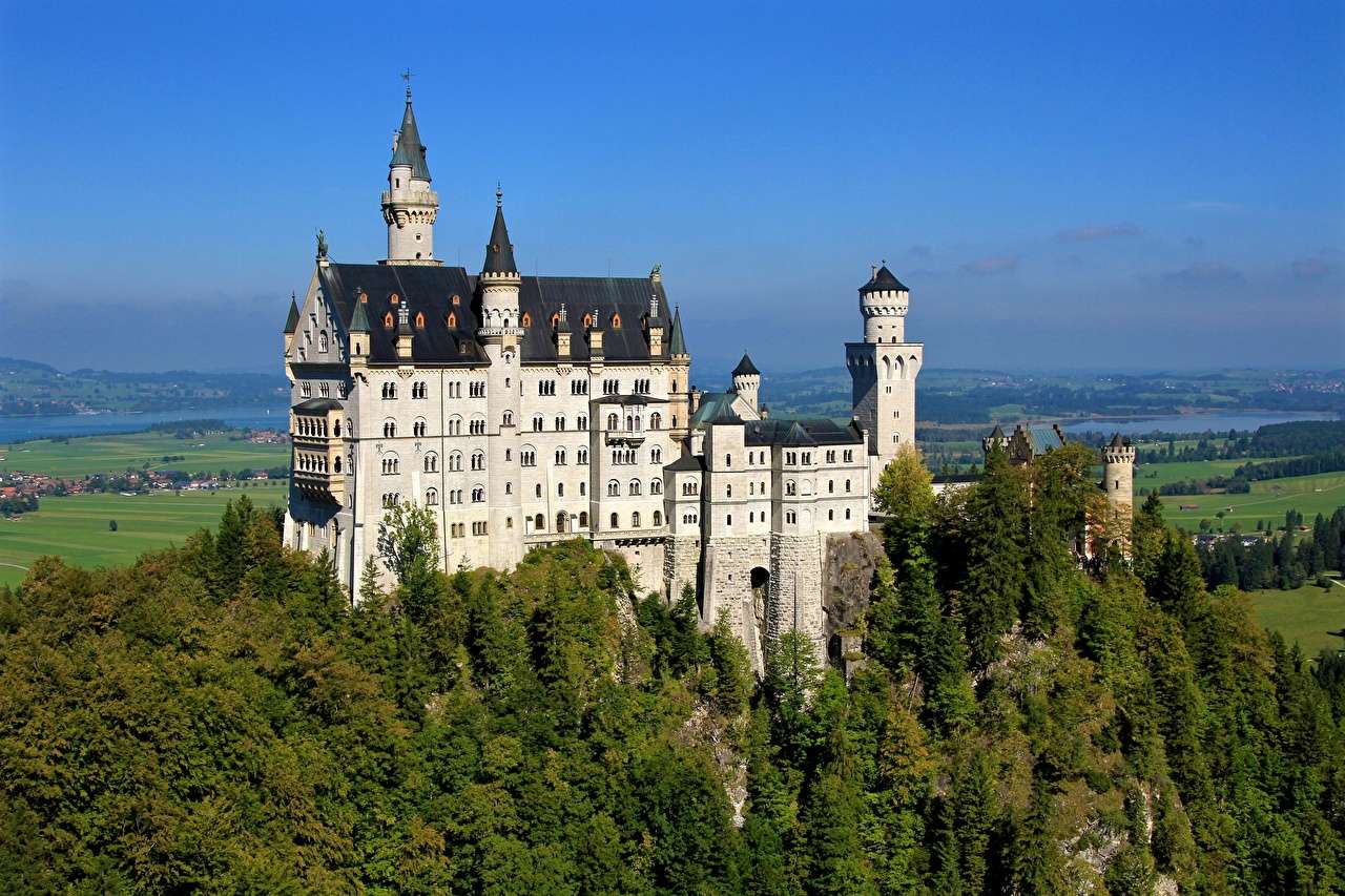Німеччина-замок Нойшванштайн в лісах Баварії онлайн пазл