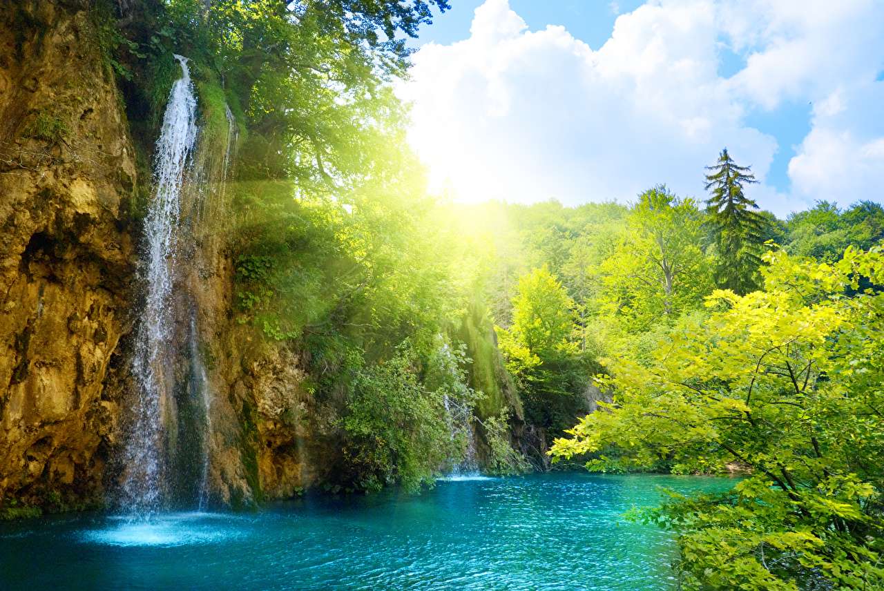 Cachoeiras de verão em um dia ensolarado puzzle online