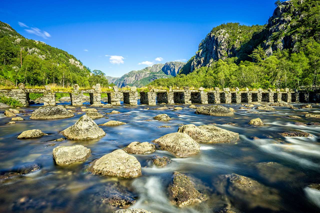 Река Норвегии-горы со старым каменным мостом онлайн-пазл