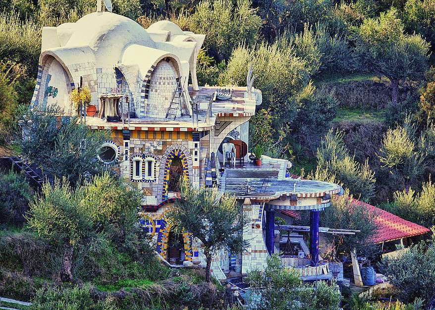 Fantastiskt hus i Grekland - projekt av Hundertwasser Pussel online