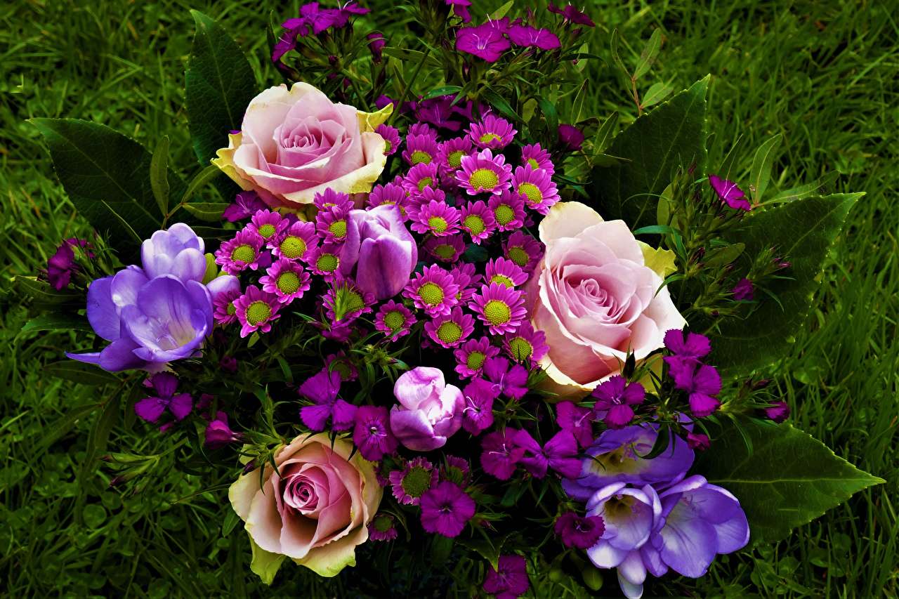 Schöner Blumenstrauß - Rosen Krokusse Tulpen Online-Puzzle