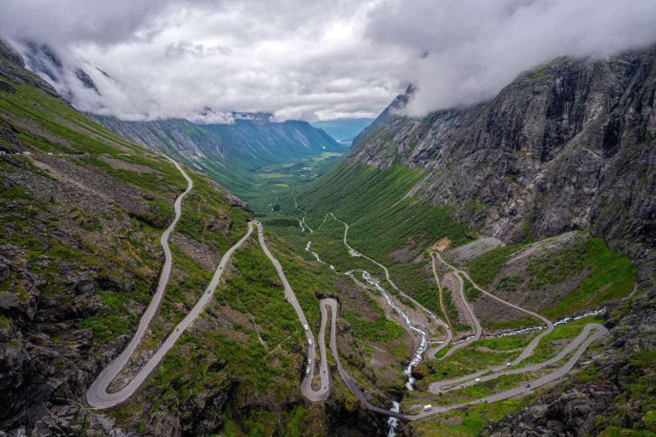 Norvegia. La strada Trollserie è famosa per le sue serpentine puzzle online