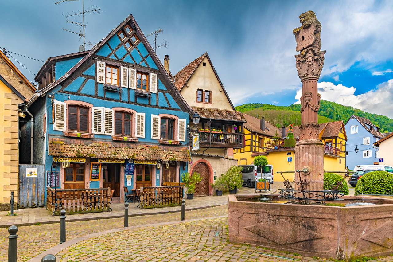 Frankreich Historische Brunnenhäuser in einer kleinen Stadt Online-Puzzle