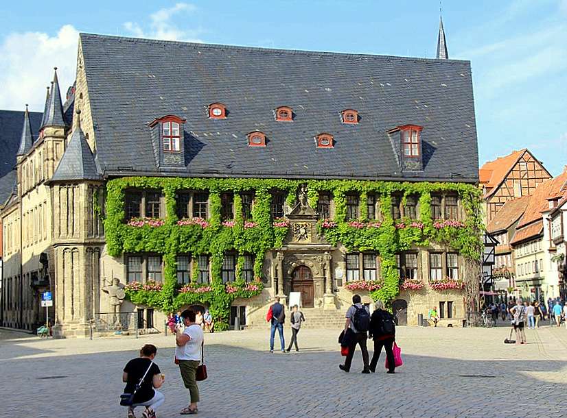 Quedlinburg stadshus på sommaren (Sachsen-Anhalt) Pussel online