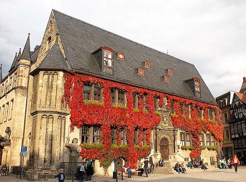 Stadhuis Quedlinburg in de herfst (Saksen-Anhalt) legpuzzel online