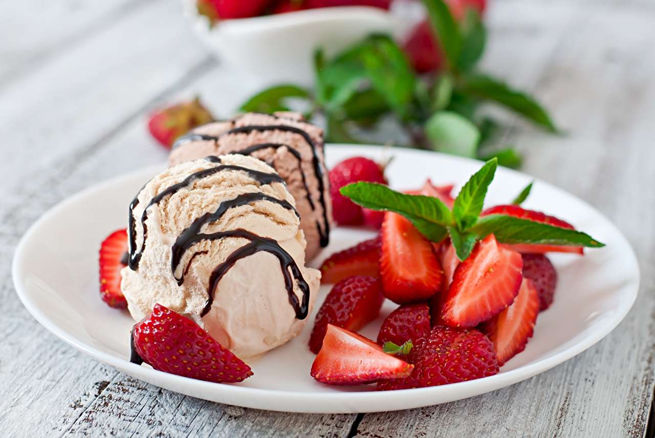 Läcker fruktglass med myntablad och jordgubbar Pussel online