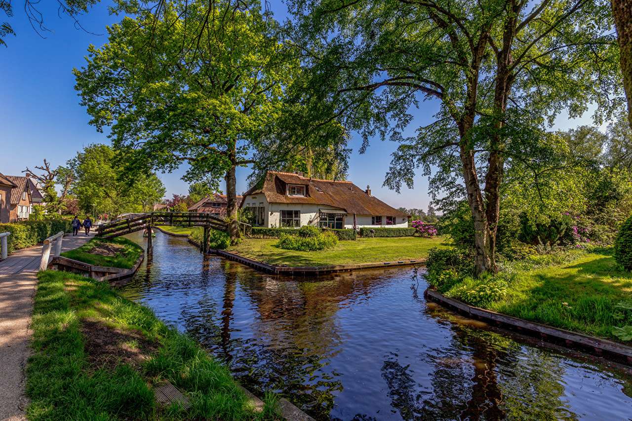 Holanda -Giethoorn cottage em uma ilha de canal de água puzzle online
