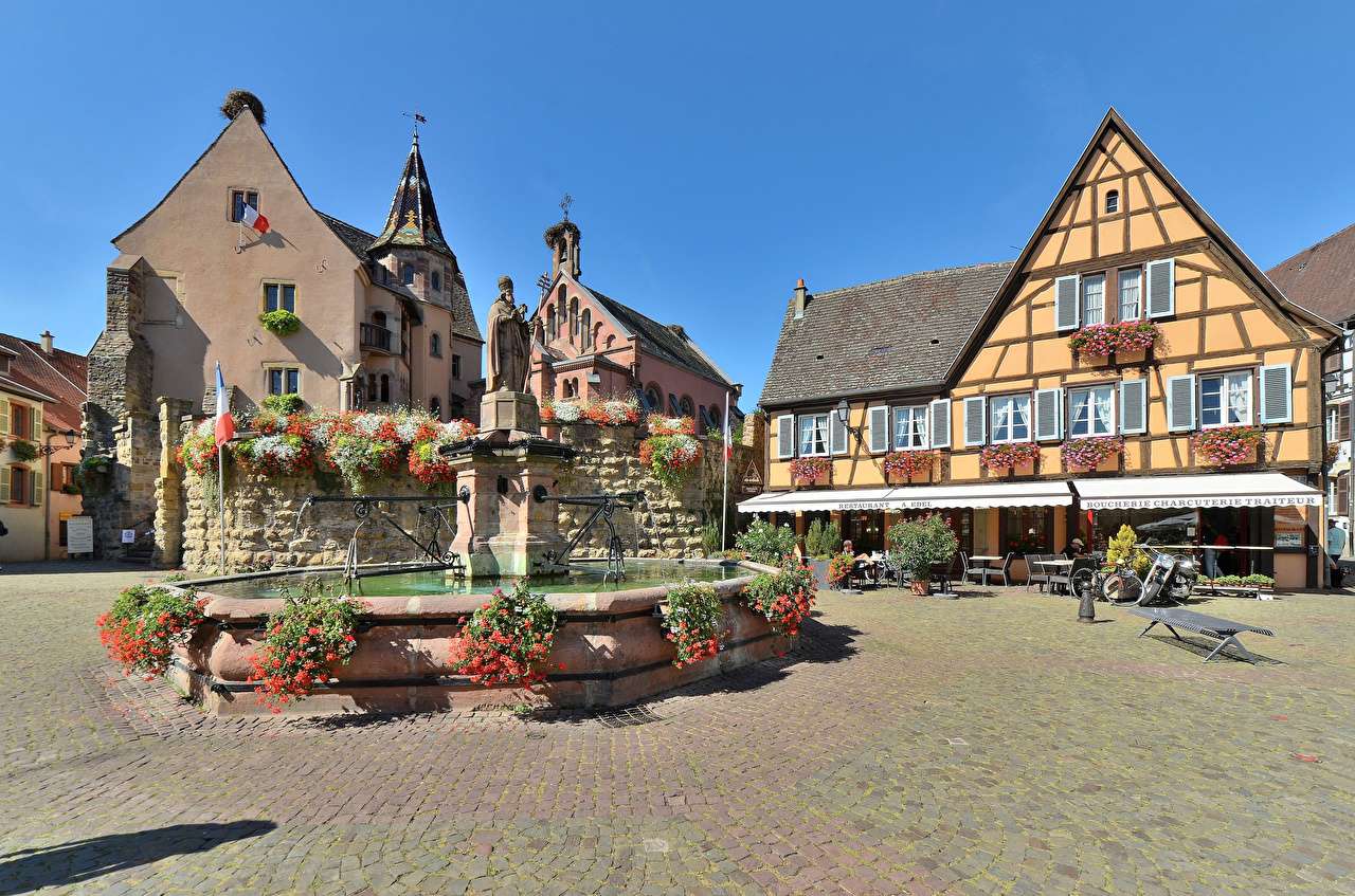 Франція-невелике село з історичним будинком і фонтаном пазл онлайн