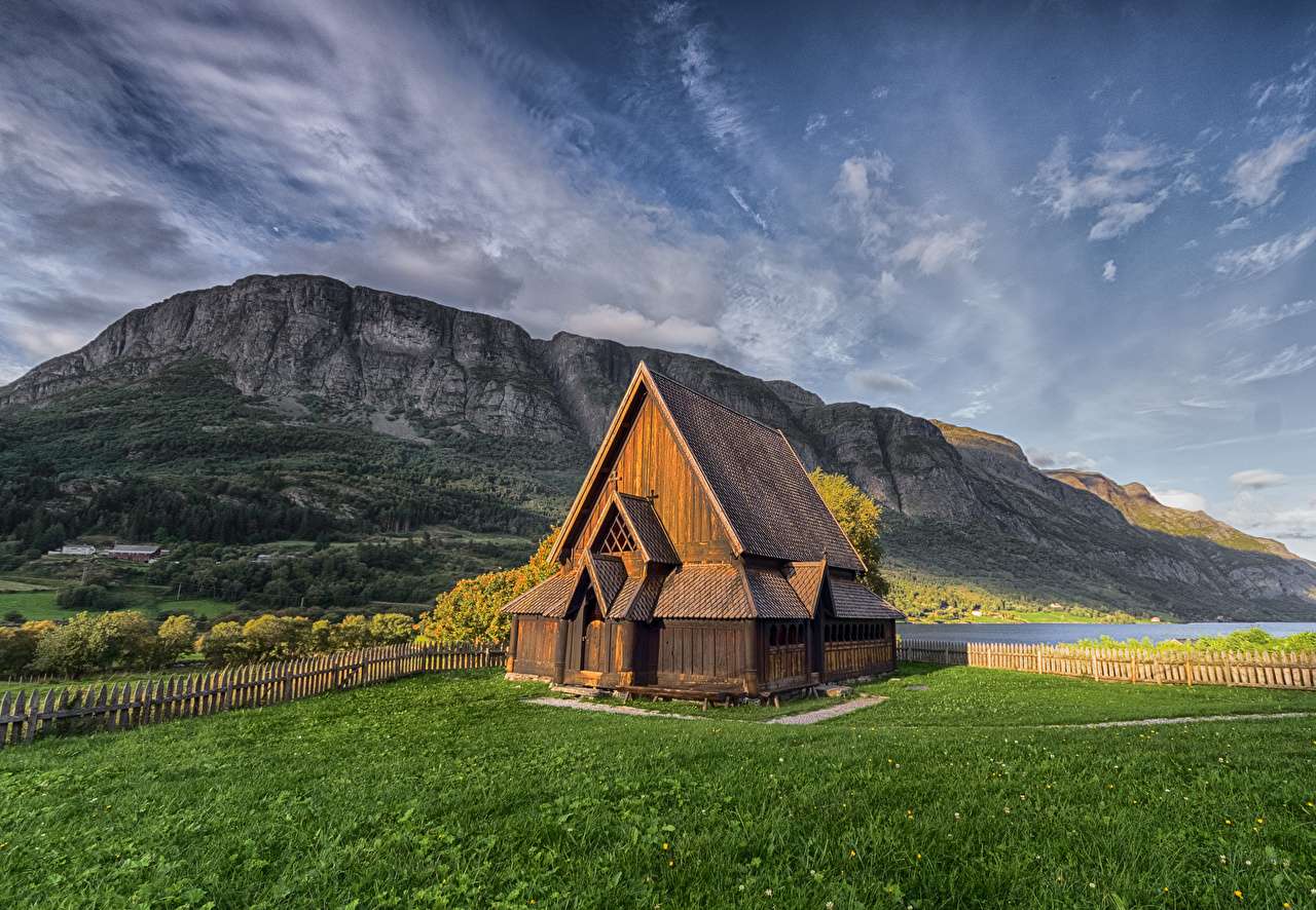 Норвегия - Деревянная церковь в Валдресе среди гор онлайн-пазл
