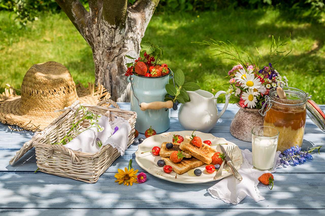 En härlig picknickbukett och en plats i trädgården Pussel online