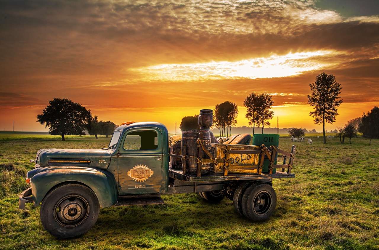Прекрасний краєвид старої вантажівки та заходу сонця пазл онлайн