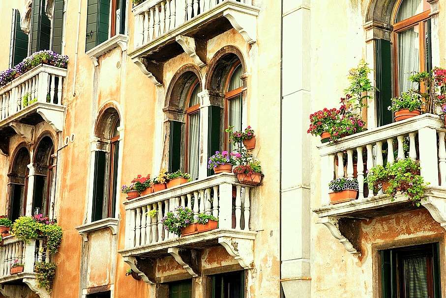 De lente in Venetië bloeit op de balkons legpuzzel online