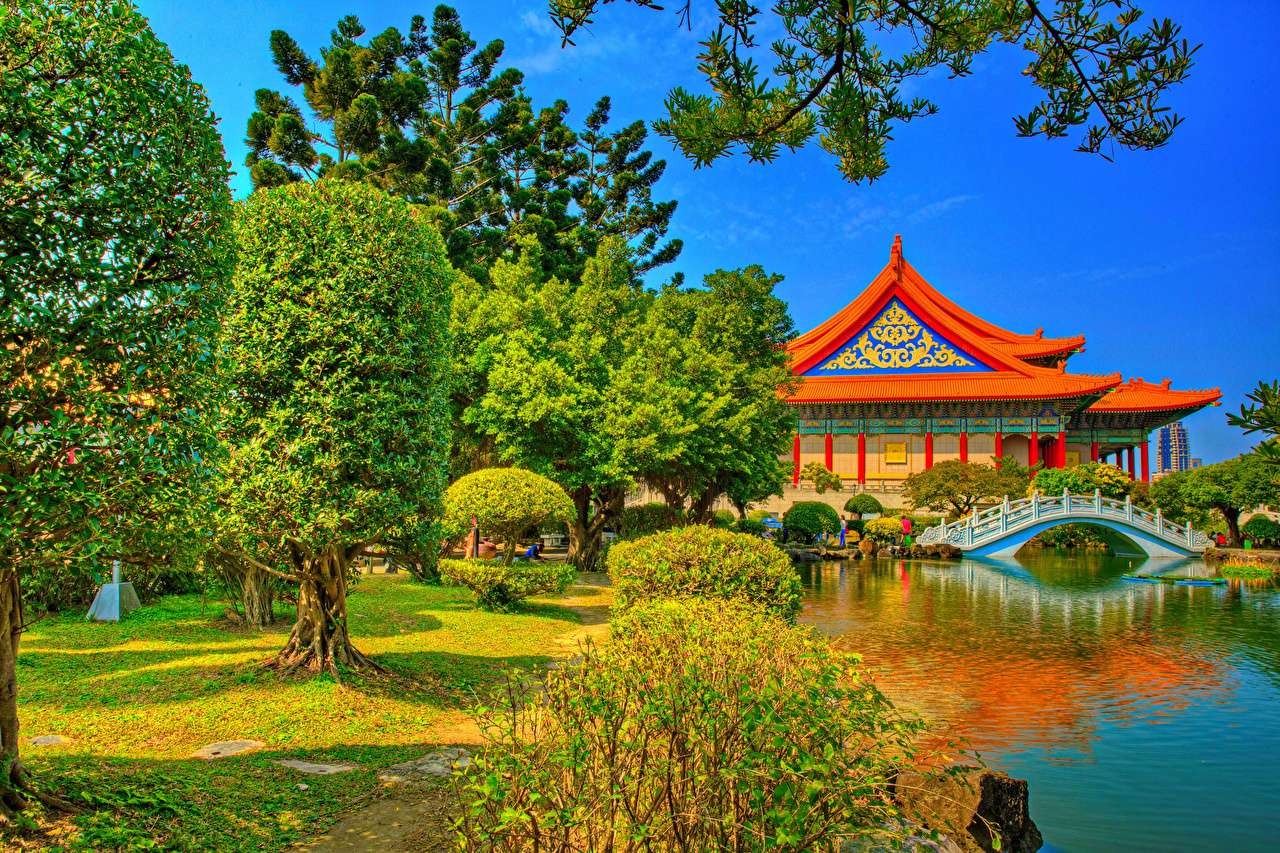 Тайвань - храм у ставку Чан Кайші пазл онлайн