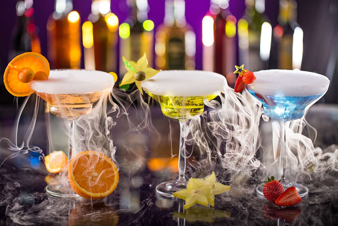 Rökiga alkoholhaltiga cocktails med frukt Pussel online