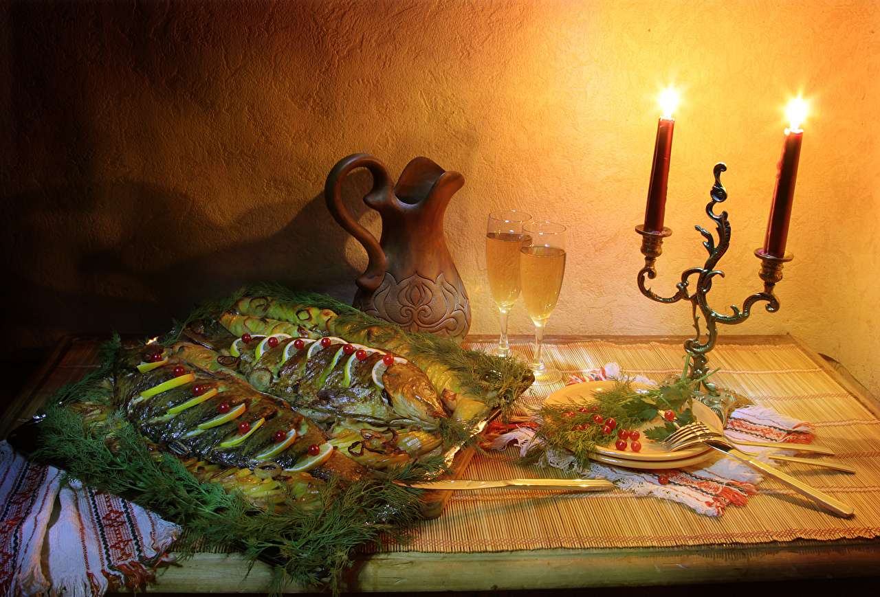 Scenario affascinante: candele, vino di pesce con aneto puzzle online