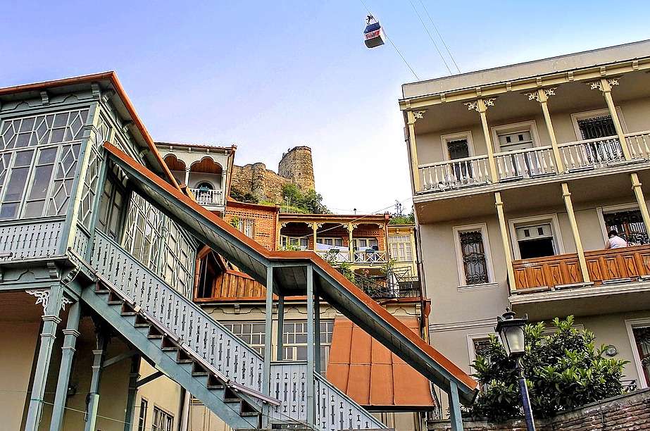 En egendom i Tbilisi, med ett slott och en linbana i bakgrunden pussel på nätet