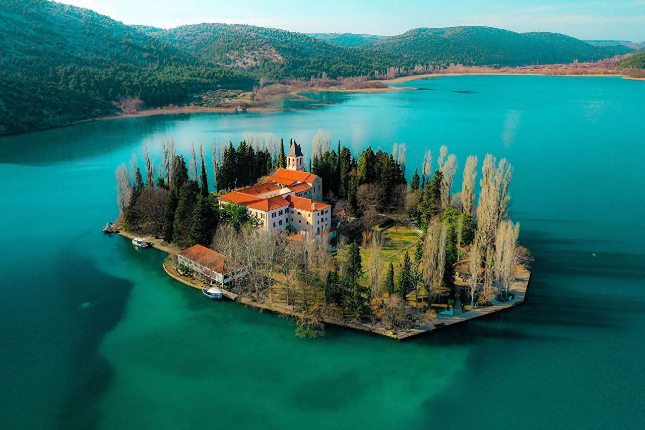 Хорватия - Монастырь Висовац на острове Крка онлайн-пазл