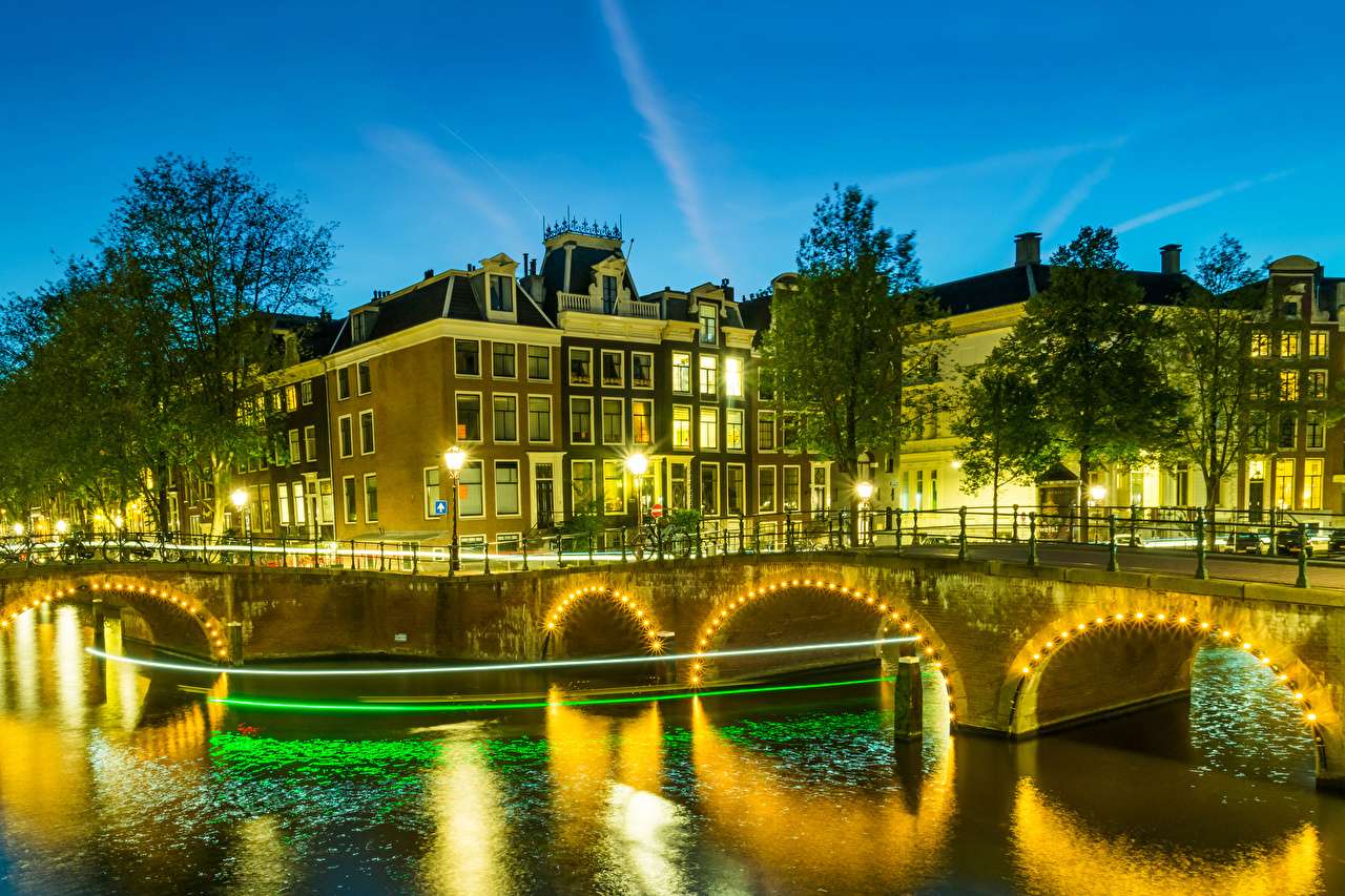 Нидерланды-Амстердам на канале в ночное время онлайн-пазл