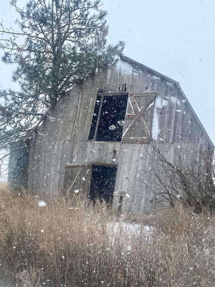 antiguo granero en la nieve rompecabezas en línea