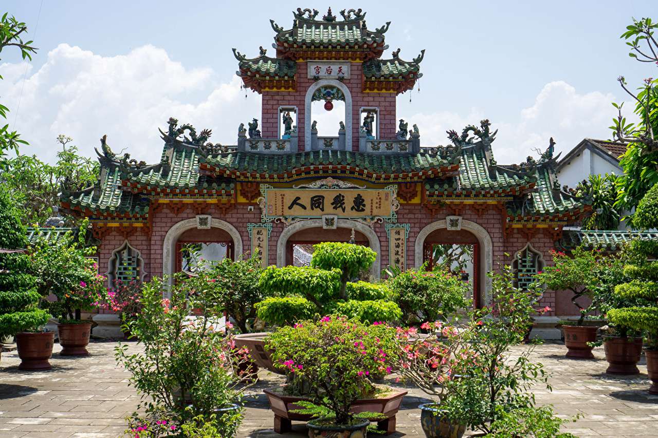 Портата Tam Quan към залата за събрания онлайн пъзел