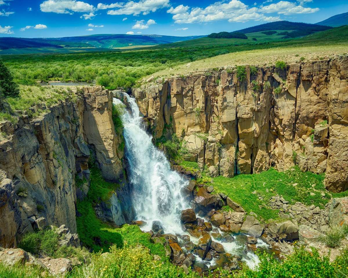 Colorado - Das schnelle Wasser des Wasserfalls fließt die Klippe hinunter Puzzlespiel online