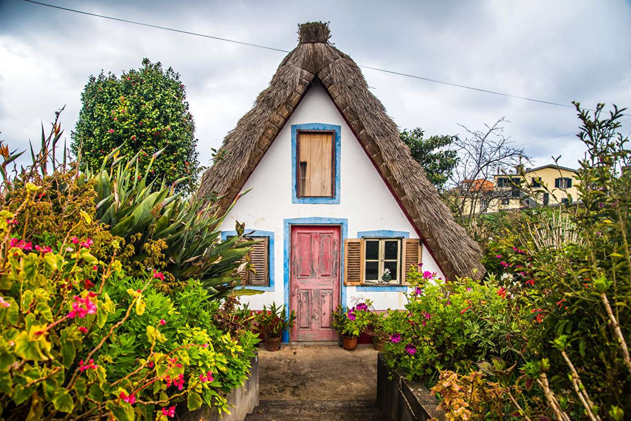 Portugal-sprookjesachtig huis in Madeira Santana legpuzzel online