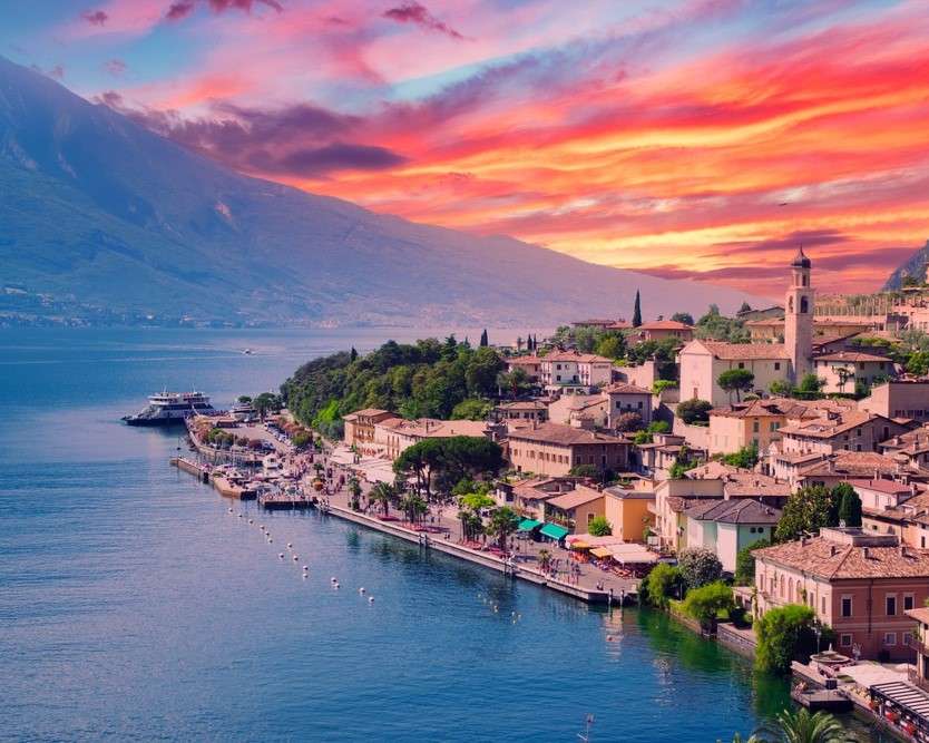 Město u jezera Garda skládačky online