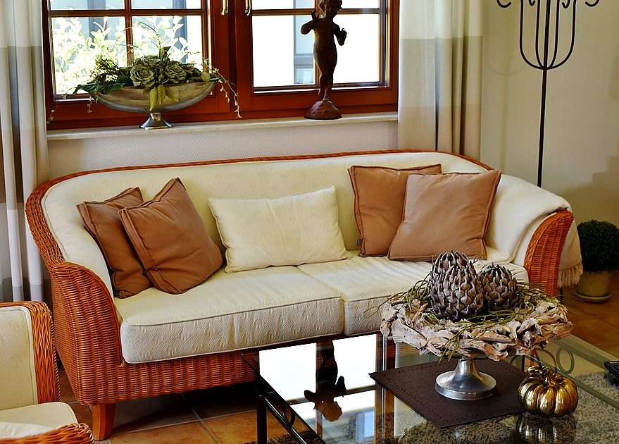 Sala de estar elegante com detalhes rústicos puzzle online