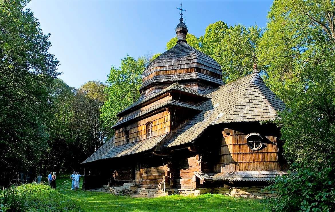 Holzkirche in den Karpaten Online-Puzzle
