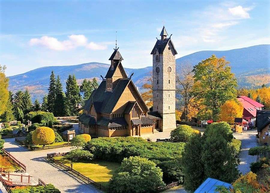 Igreja de madeira nas Montanhas Gigantes quebra-cabeças online