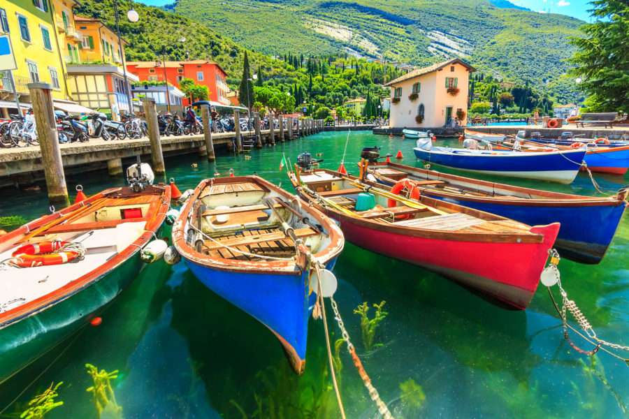 Озеро Гарда с лодками пазл онлайн