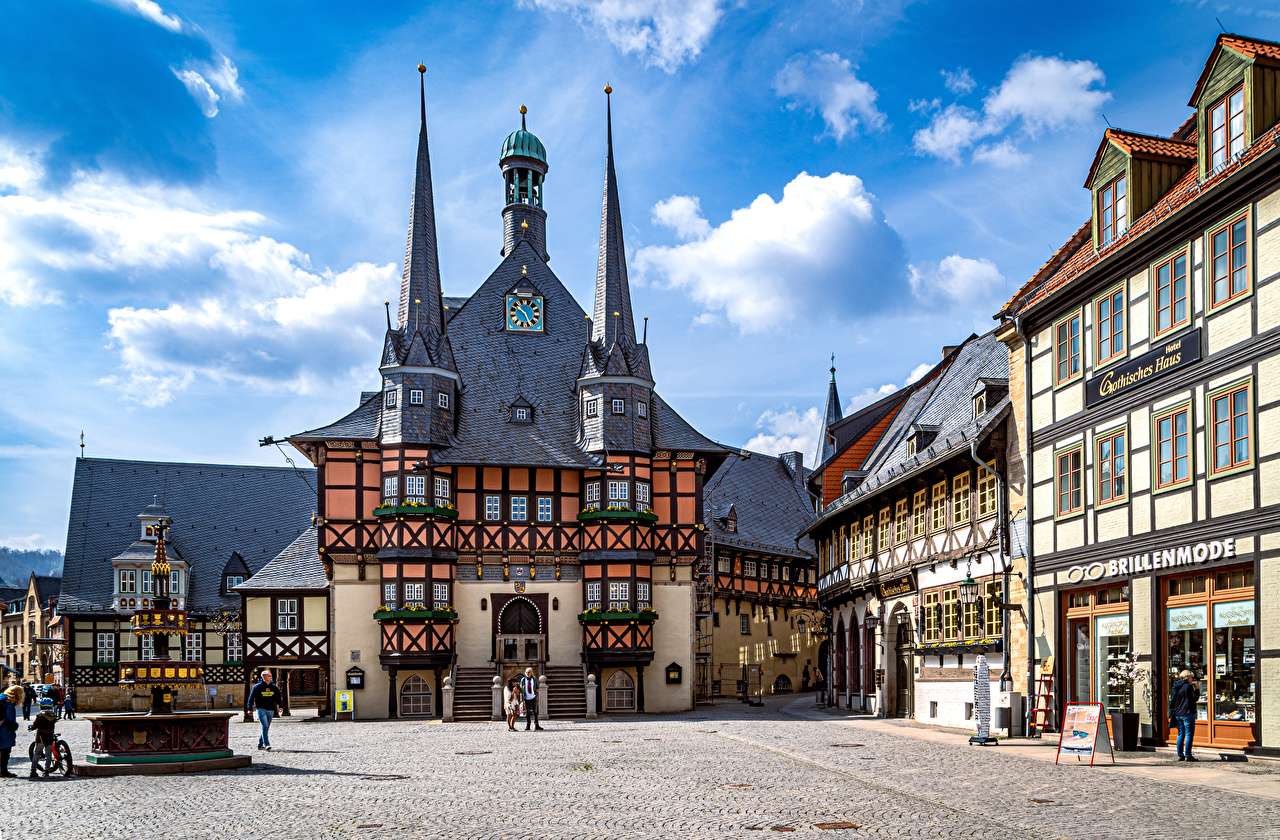 ドイツ-ヴェルニゲローデの市庁舎のある美しいマーケット広場 オンラインパズル
