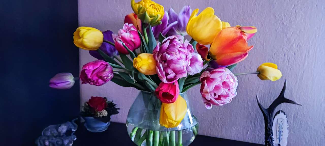 Tulips in a vase jigsaw puzzle online