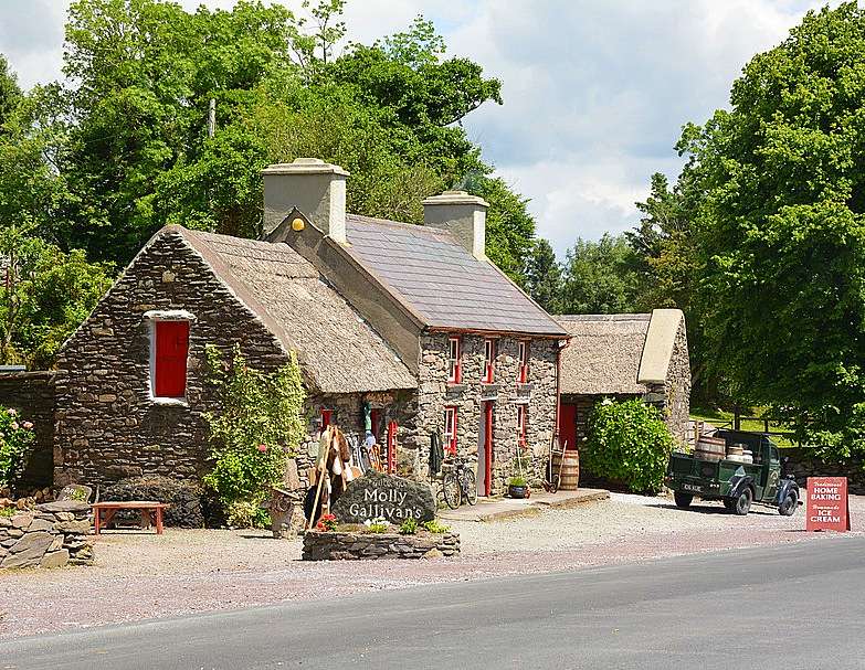 Historischer Bauernhof in Irland (besteht seit 200 Jahren) Online-Puzzle
