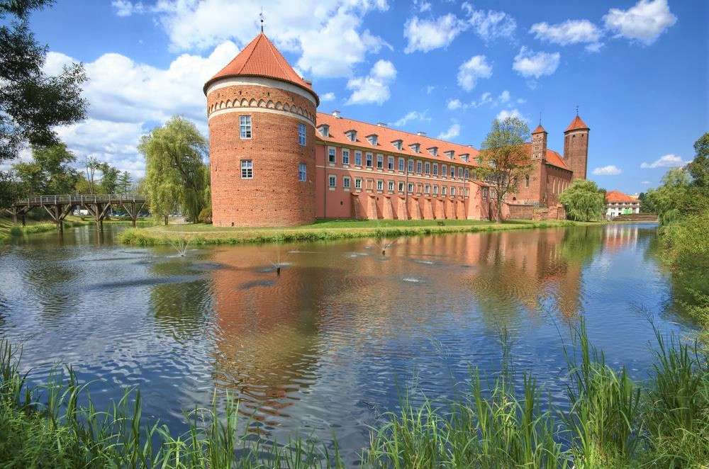 Complexo do castelo em Masuria Polônia quebra-cabeças online