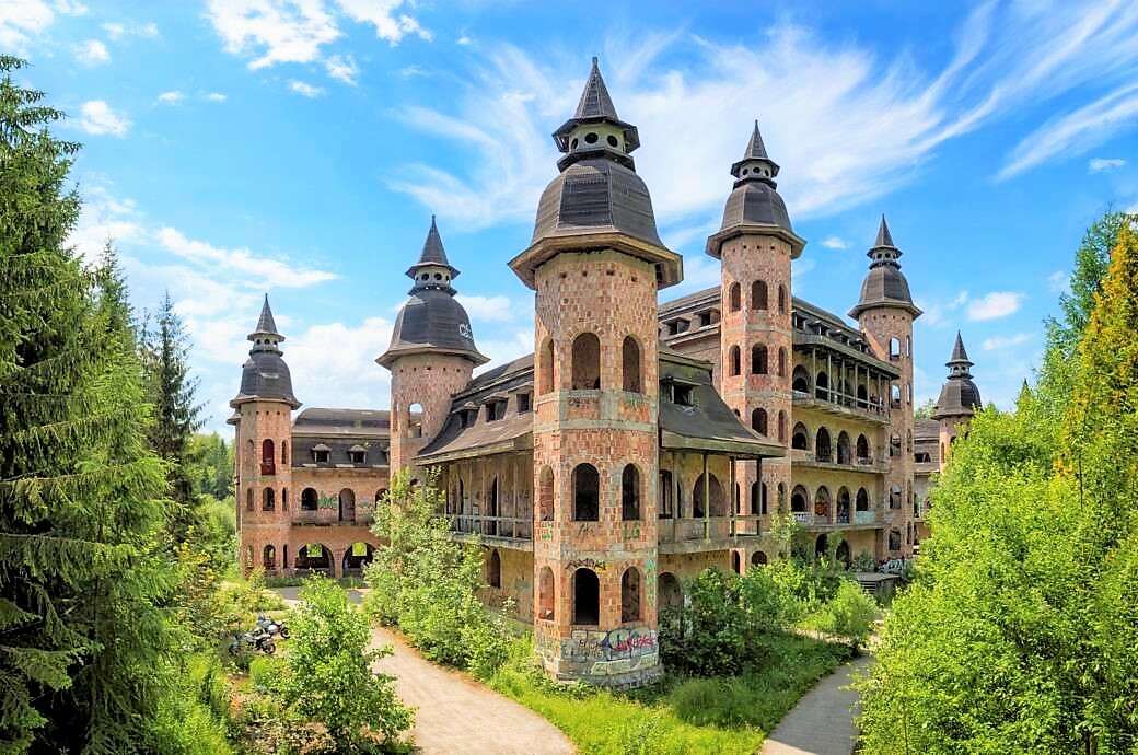 Vieux complexe de château de Lapalice en Pologne puzzle en ligne