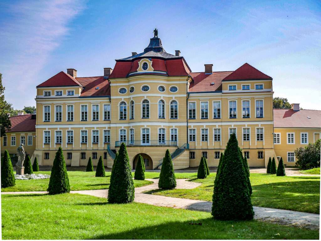 Замковый комплекс с замковым парком в Польше онлайн-пазл