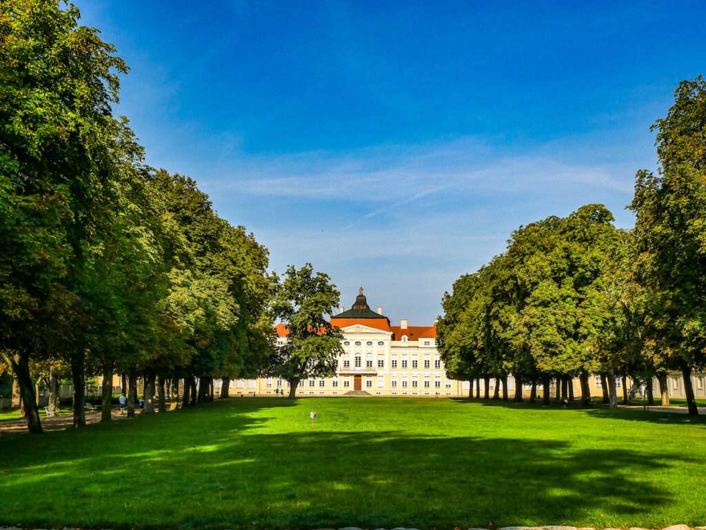 Замковый комплекс с замковым парком в Польше пазл онлайн
