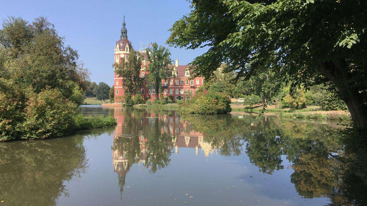 Slottskomplex med park i Polen Pussel online