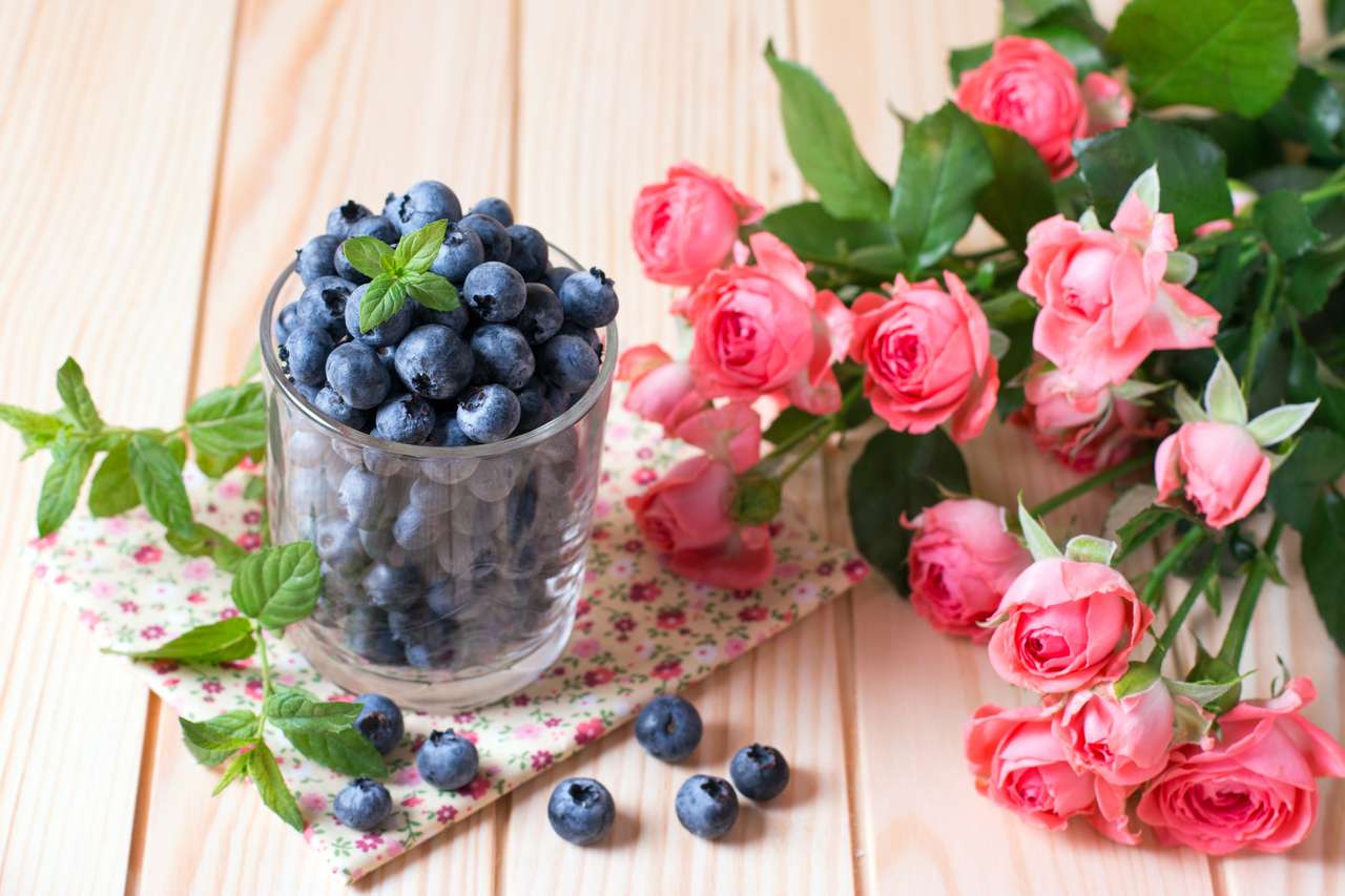 Wunderschöne Rosen und gesunde, leckere Blaubeeren Puzzlespiel online